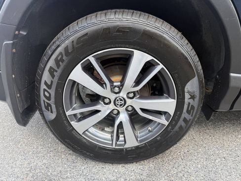 Used 2018 Toyota RAV4 XLE AWD/4WD image 14