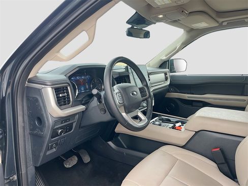Used 2024 Ford Expedition XLT image 9