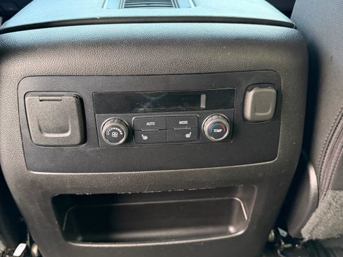 Used 2017 GMC Yukon SLT w/ Premium Edition image 13