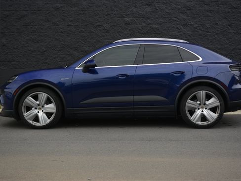 Used 2024 Porsche Macan 4 Electric AWD/4WD image 2