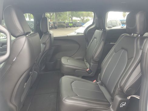 New 2026 Chrysler Pacifica Select FWD image 8