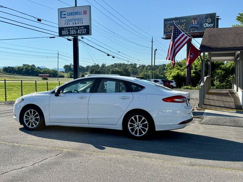 Used 2017 Ford Fusion SE w/ Fusion SE Technology Package FWD image 5