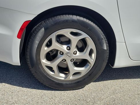 Used 2024 Chrysler Pacifica Limited w/ Uconnect Theater Family Group image 5