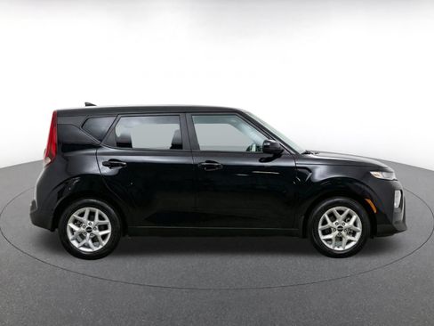 Used 2025 Kia Soul LX w/ LX Technology Package FWD image 10