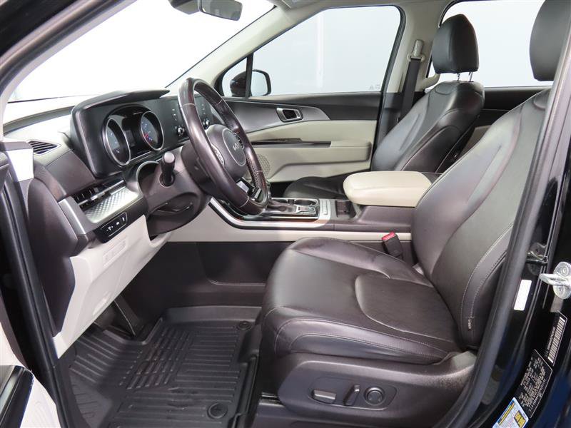 Used 2023 Kia Carnival LX FWD image 16