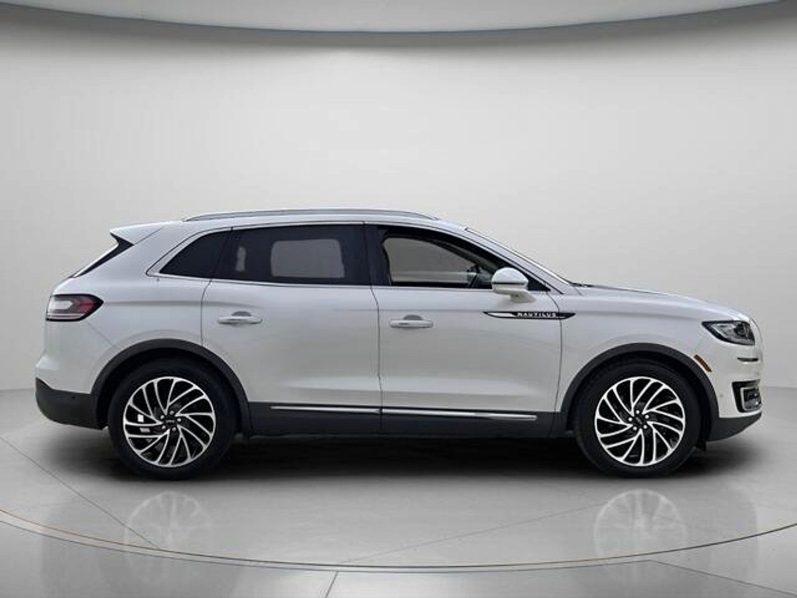 Used 2019 Lincoln Nautilus Reserve FWD image 5