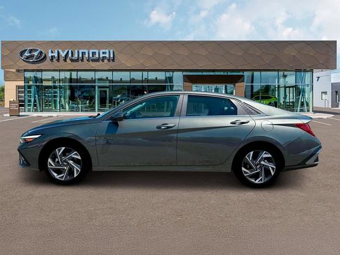 Used 2025 Hyundai Elantra Limited FWD image 3