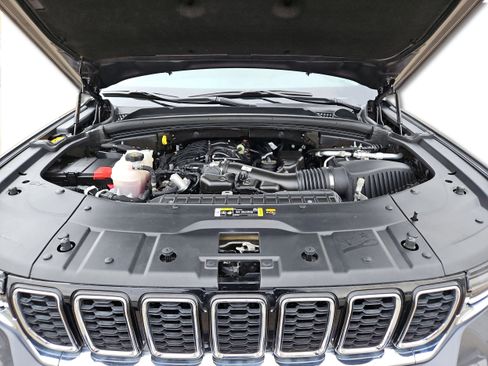 Used 2023 Jeep Grand Cherokee Limited image 13