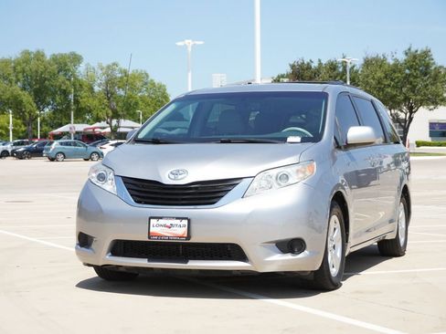 Used 2013 Toyota Sienna LE FWD image 4