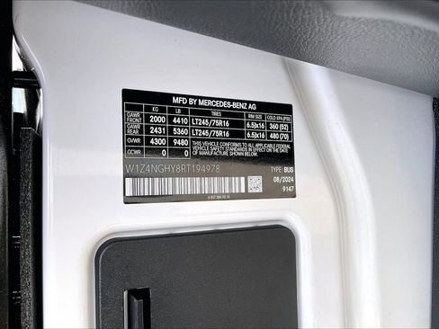 Used 2024 Mercedes-Benz Sprinter 2500 image 32