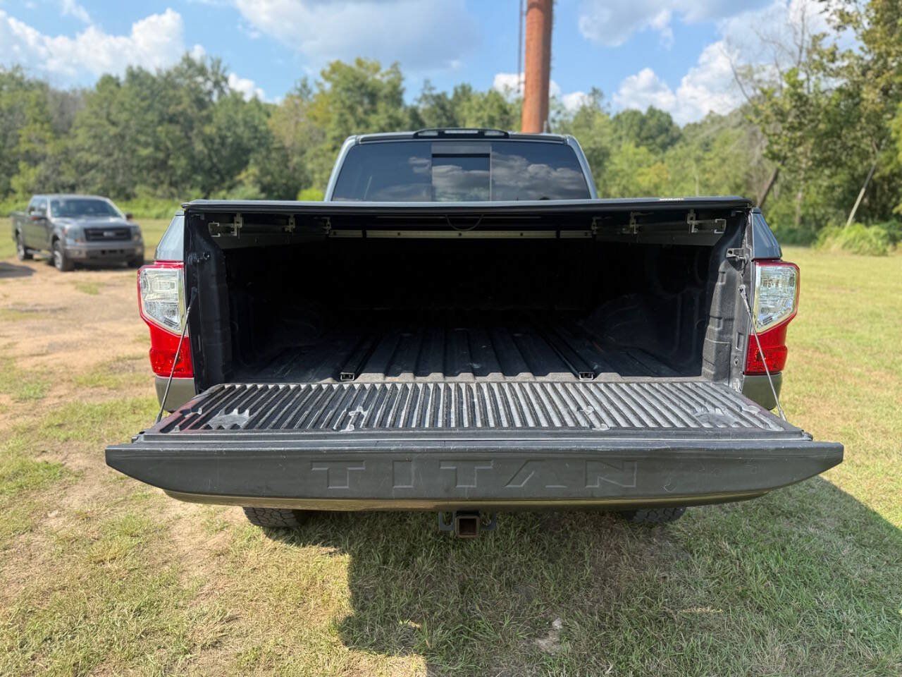 Used 2017 Nissan Titan SV AWD/4WD image 10