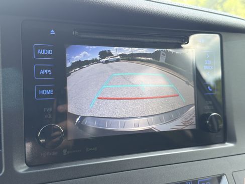 Used 2017 Toyota Sienna SE FWD image 6