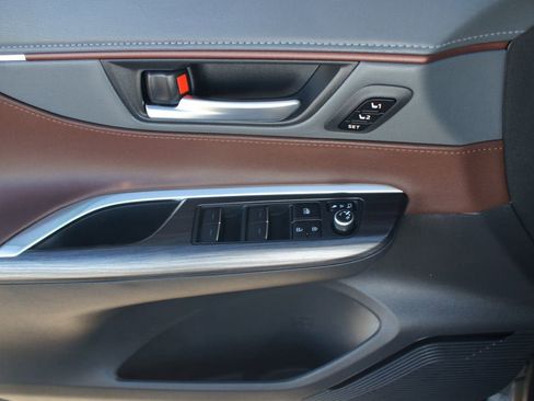 Used 2021 Toyota Venza Limited w/ Advanced Technology Package image 30