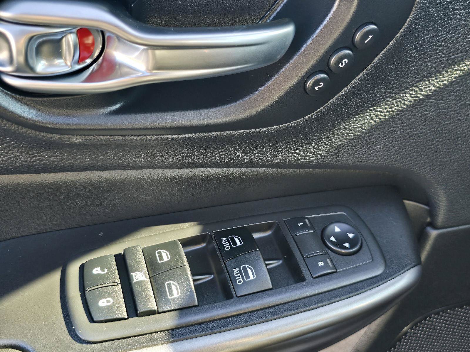 Used 2019 Jeep Cherokee Limited AWD/4WD image 18