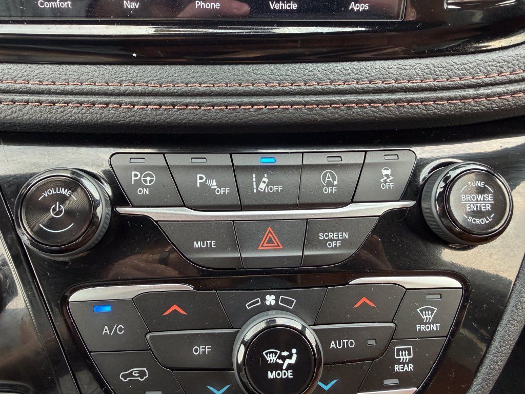 Used 2024 Chrysler Pacifica Pinnacle AWD/4WD image 9