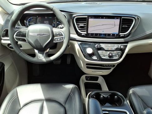Used 2024 Chrysler Pacifica Limited FWD image 19