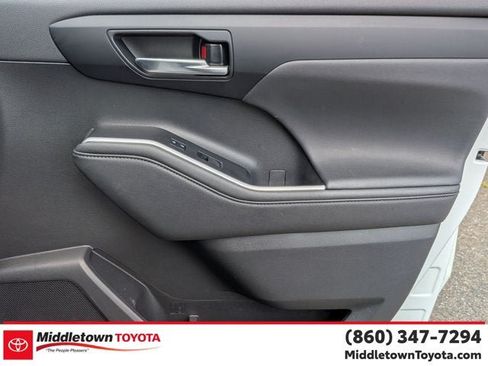 Used 2023 Toyota Highlander XSE AWD/4WD image 32