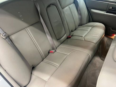 Used 2009 Lincoln Town Car Signature Limited image 30