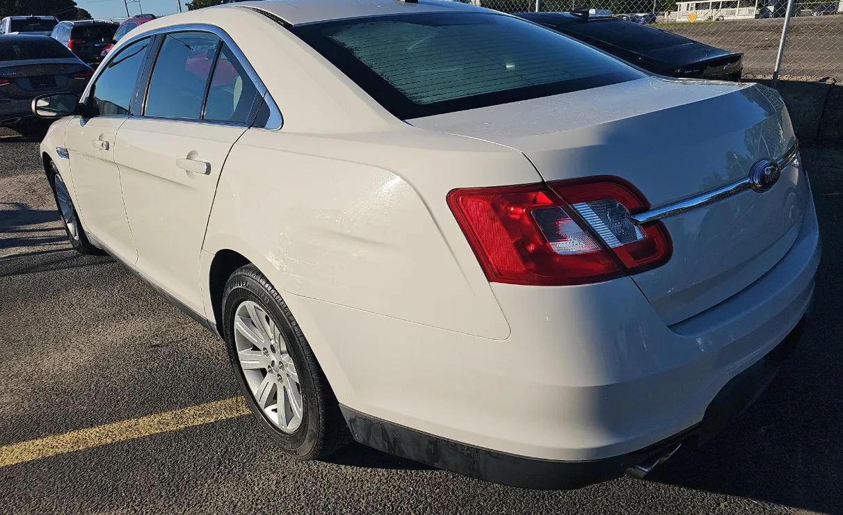 Used 2012 Ford Taurus SE FWD image 4