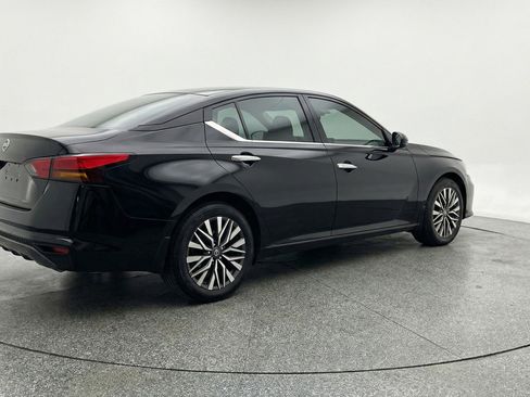 Used 2025 Nissan Altima 2.5 SV image 9