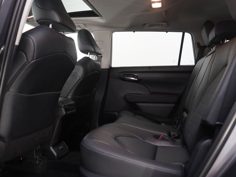 Used 2025 Toyota Highlander XLE AWD/4WD image 20