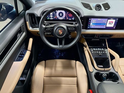 Used 2025 Porsche Cayenne Coupe image 18