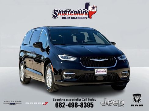 New 2026 Chrysler Pacifica Select FWD image 1