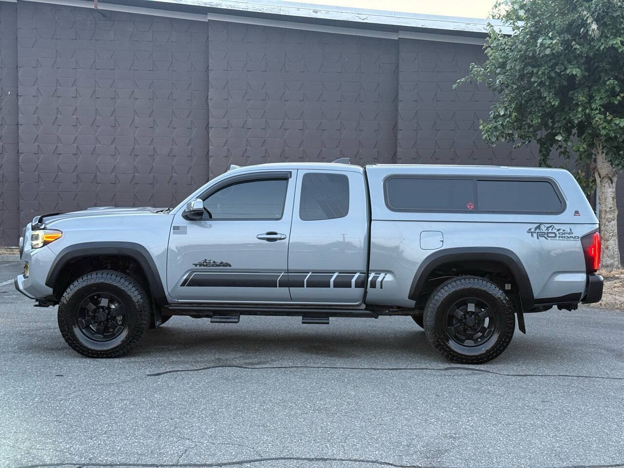 Used 2020 Toyota Tacoma TRD Off-Road w/ TRD Premium Off Road Package AWD/4WD image 3
