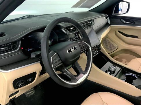 Used 2025 Jeep Grand Cherokee L Limited w/ Luxury Tech Group II AWD/4WD image 14