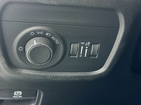 Used 2023 Jeep Grand Cherokee Laredo AWD/4WD image 16