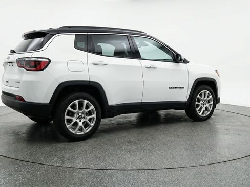 Used 2025 Jeep Compass Limited image 9