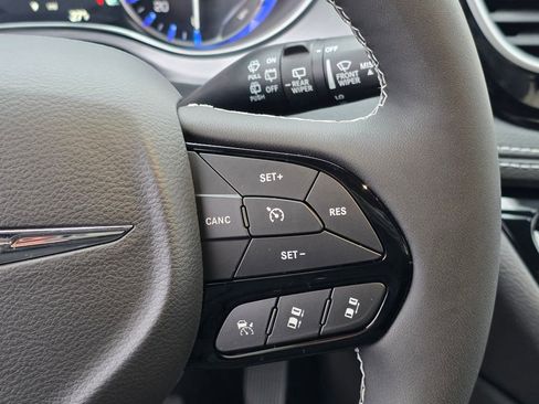 New 2026 Chrysler Pacifica Limited image 17