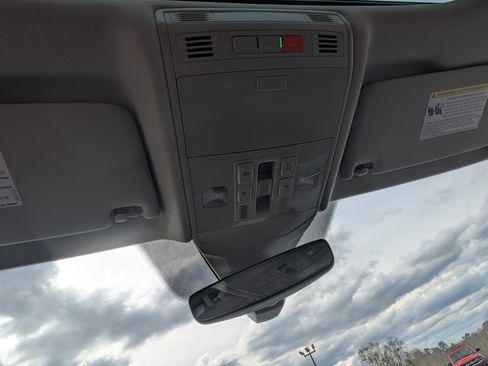 Used 2025 Volkswagen Jetta SEL image 31