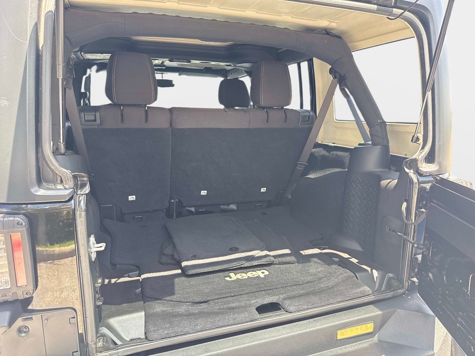 Used 2017 Jeep Wrangler Unlimited Sahara AWD/4WD image 9