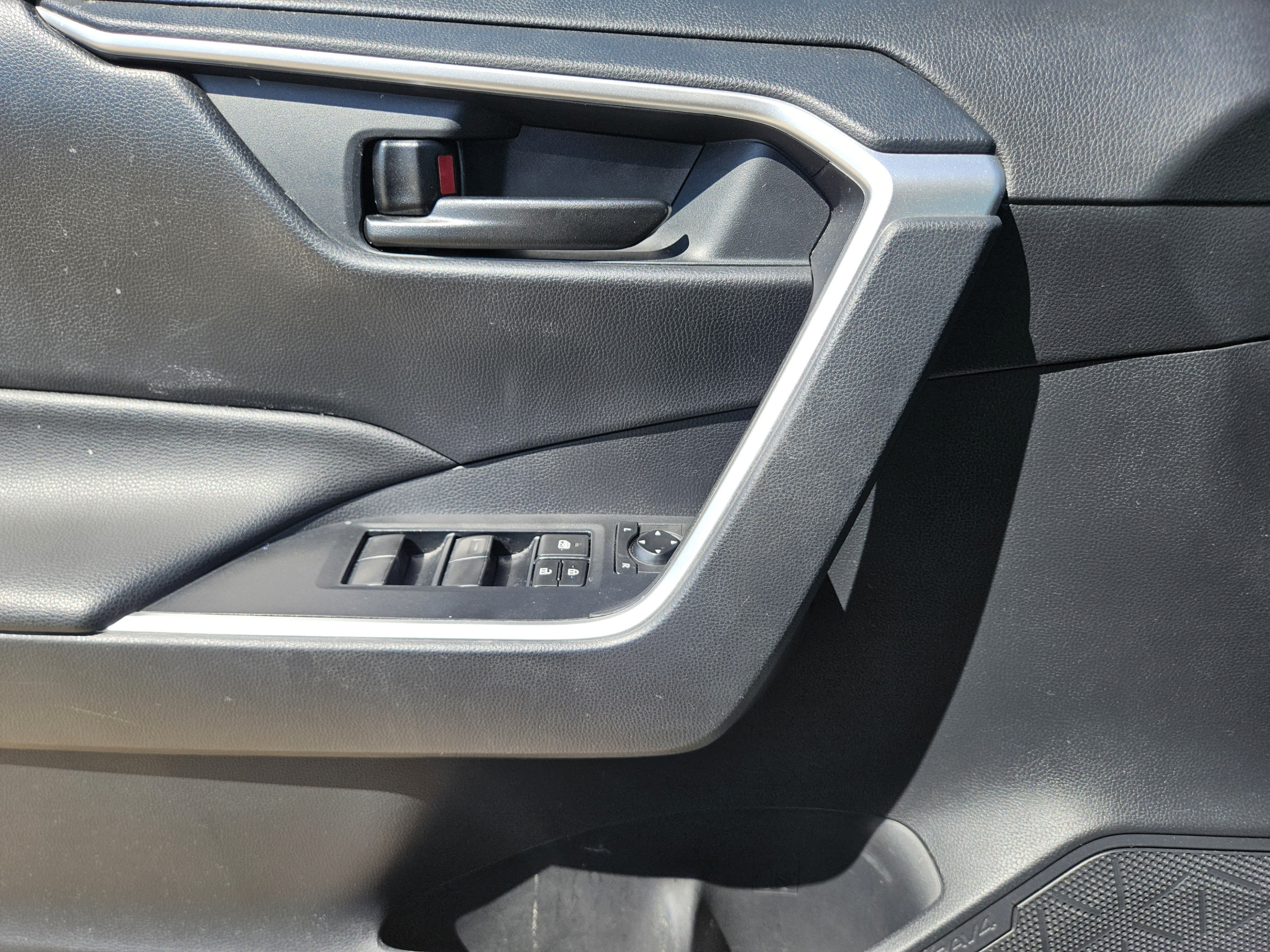 Used 2019 Toyota RAV4 LE FWD image 22