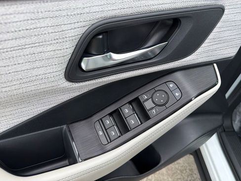 Used 2023 Nissan Rogue SV image 18