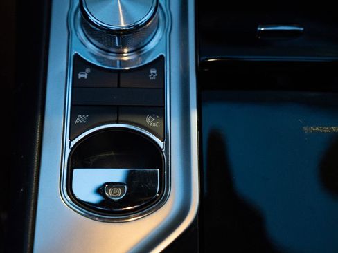 Used 2015 Jaguar XF Portfolio image 34