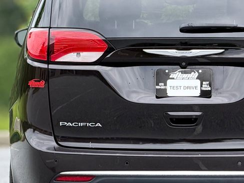Used 2017 Chrysler Pacifica Touring-L FWD image 16