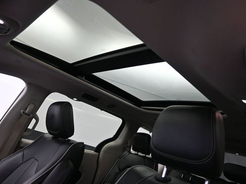 Used 2023 Chrysler Pacifica Limited image 27