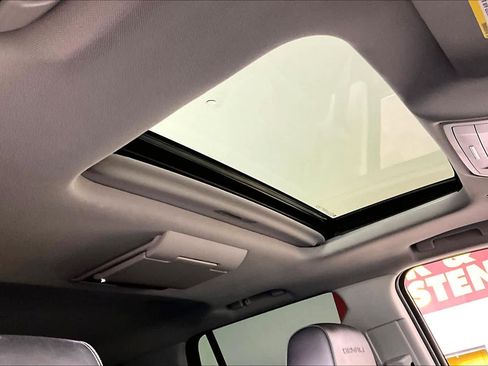 Used 2020 GMC Yukon Denali w/ Denali Premium Package image 13