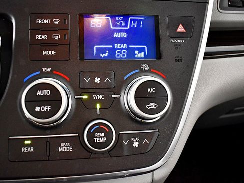 Used 2015 Toyota Sienna XLE image 27