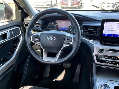 Used 2022 Ford Explorer XLT image 5