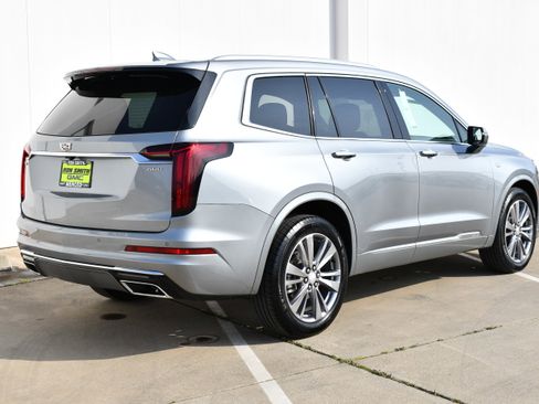 Used 2025 Cadillac XT6 Premium Luxury image 6