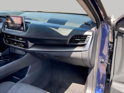 Used 2025 Nissan Rogue SV FWD image 17