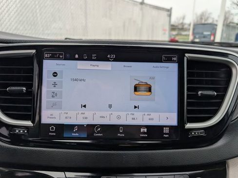 Used 2024 Chrysler Pacifica Touring-L image 15