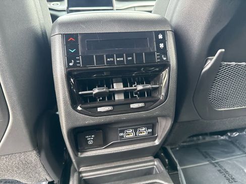 Used 2024 Jeep Grand Cherokee L Limited image 19