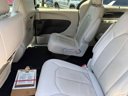 Used 2021 Chrysler Pacifica Touring-L FWD image 30