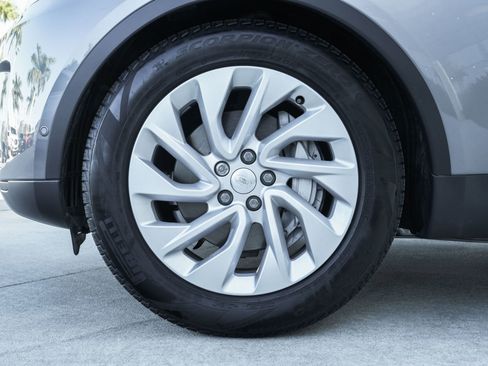 Used 2024 Land Rover Discovery S image 14