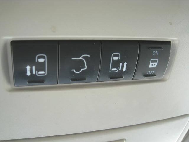 Used 2014 Chrysler Town & Country Touring FWD image 26