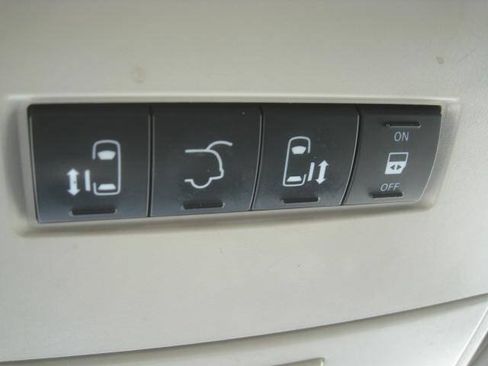 Used 2014 Chrysler Town & Country Touring FWD image 26